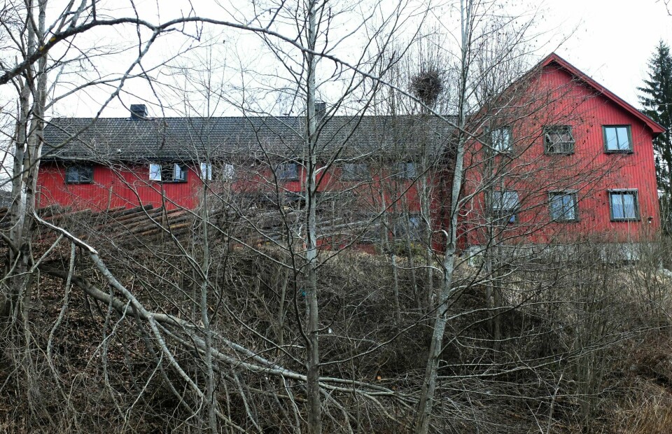 «Villa Granly»: I den gamle barnehjemsbygningen ved elva Vorma driver nå Stiftelsen Motivasjonskollektivet et omsorgssenter for mindreårige asylsøkere. Siden juni 2015 har Fylkesmannen hatt ett varslet tilsyn. Styreleder i Stiftelsen Motivasjonskollektivet har gitt Dagsavisen klar beskjed om at de ikke ønsker besøk av pressen på omsorgssenteret.
