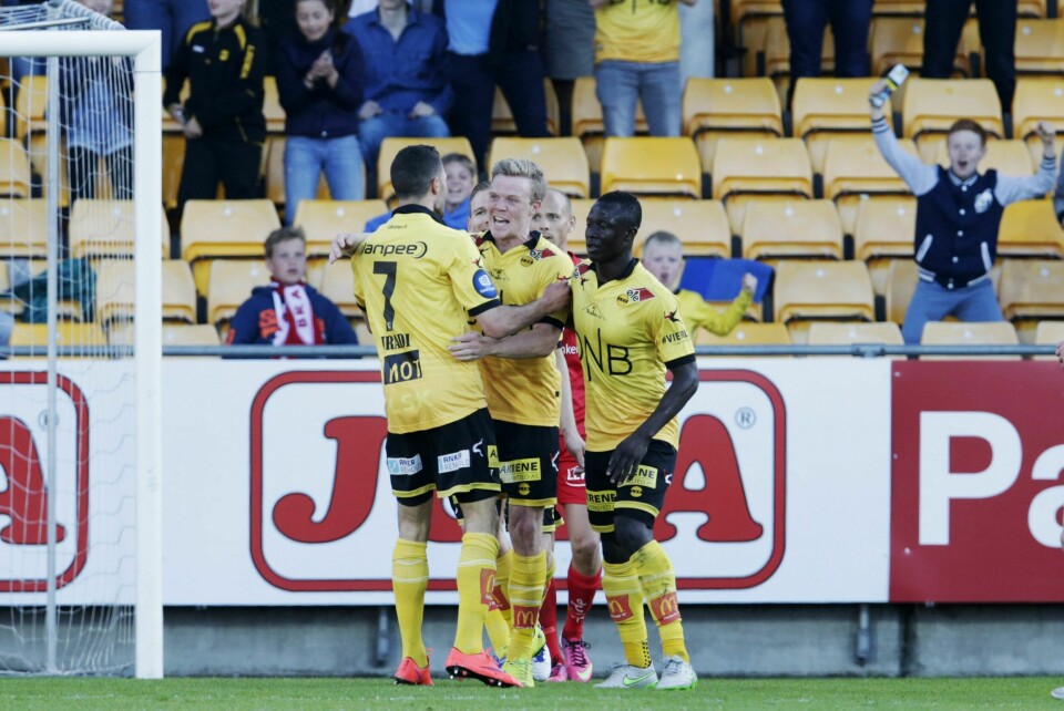 Erling Knudtzon jubler sammen med lagkameratene etter kampens eneste scoring på Åråsen.