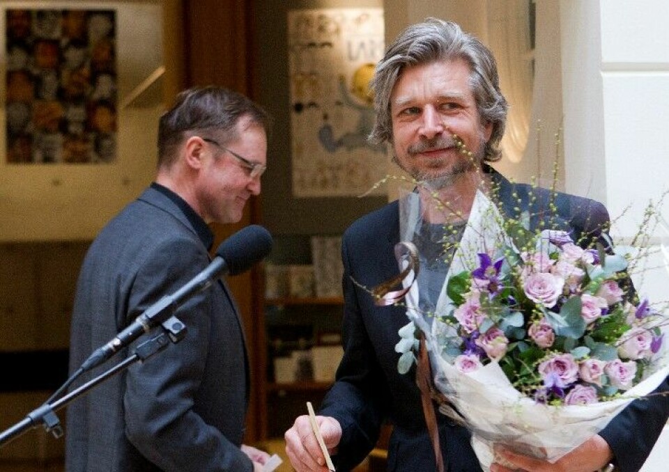 Kritiker Tom Egil Hverven (bak), leder for Gyldendals legatstyre, deler ut Gyldendalprisen 2011 på 400.000 kroner til Karl Ove Knausgård, etter utgivelsen av «Min kamp 6». Kritiker Tom Egil Hverven (bak), leder for Gyldendals legatstyre, deler ut Gyldendalprisen 2011 på 400.000 kroner til Karl Ove Knausgård, etter utgivelsen av «Min kamp 6».