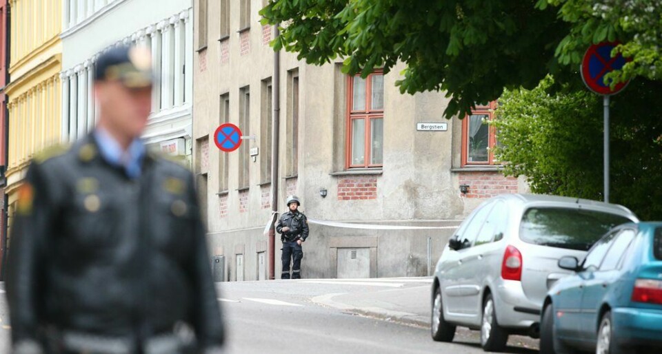 Politiet undersøker en hensatt koffert ved synagogen i Bergstien i Oslo. Politiet undersøker en hensatt koffert ved synagogen i Bergstien i Oslo.