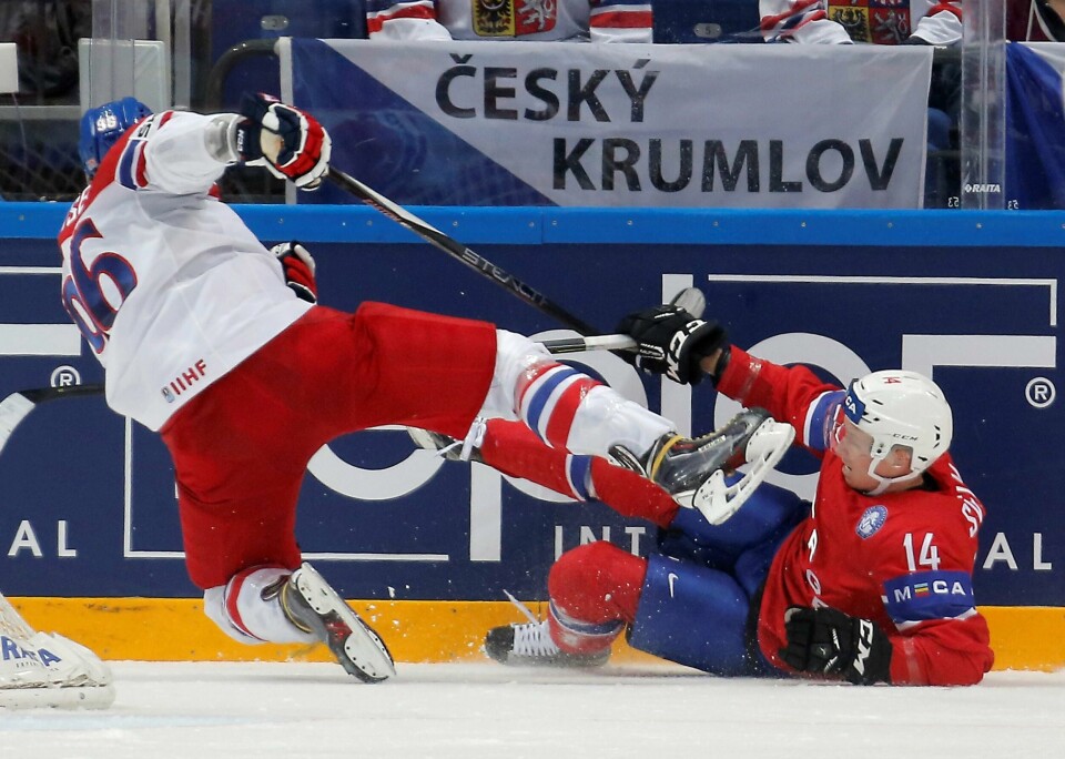 Oilers-back Dennis Sveum fikk sin VM-debut i den tredje perioden mot Tsjekkia torsdag. Sveum kom inn på stillingen 0-7, og synes det var en kjip måte å få debuten på. Foto: Maxim Shemetov / Reuters.