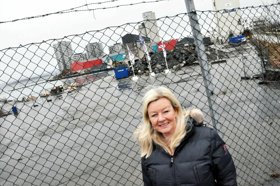 Planene om ny brannstasjon i Lervig ble sendt tilbake til administrasjonen i Stavanger kommune med et ønske om at en fant alternative løsninger. Kari Raustein har vært på området og viser til at det er bygget veldig tett her og at området trenger grønne lunger. Foto: Stein Roger Fossmo