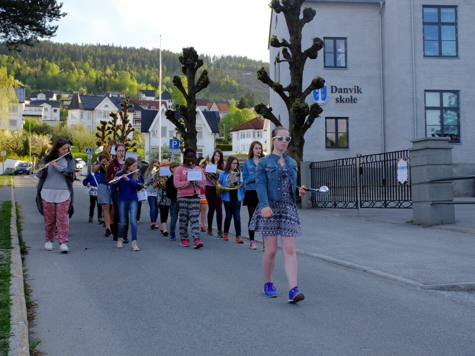 Danvik Skolekorps øver til 17. mai i eget nabolag. Torsdag 2. juni går de 'loppemarsj' for første gang på sju år, iført gevanter fra loppemarkedet som holdes påfølgende helg. Danvik Skolekorps øver til 17. mai i eget nabolag. Torsdag 2. juni går de 'loppemarsj' for første gang på sju år, iført gevanter fra loppemarkedet som holdes påfølgende helg.