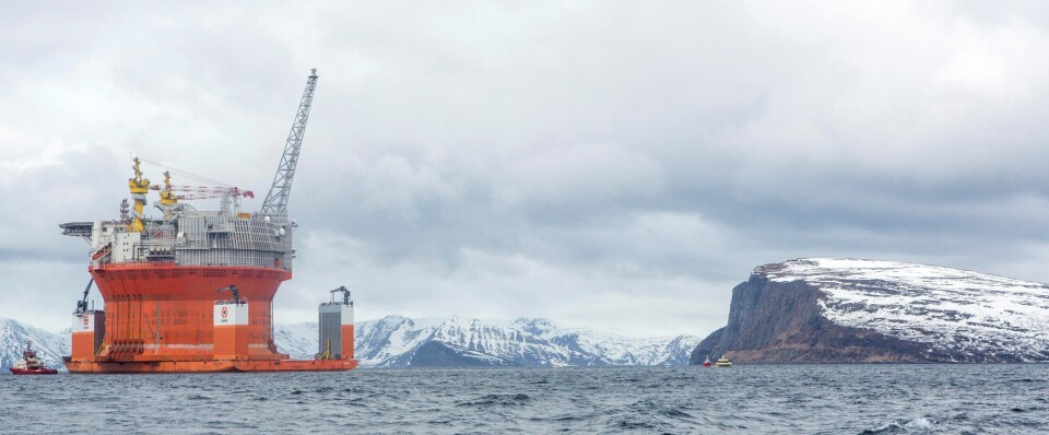 13 oljeselskaper, blant dem Statoil og fire andre norske selskaper, fikk i går anledning til å starte oljeleting i Barentshavet. Goliat-plattformen, som allerede er på plass utenfor Hammerfest, er avhengig av en oljepris omtrent som i dag, for at produksjonen ikke skal gå med tap. 13 oljeselskaper, blant dem Statoil og fire andre norske selskaper, fikk i går anledning til å starte oljeleting i Barentshavet. Goliat-plattformen, som allerede er på plass utenfor Hammerfest, er avhengig av en oljepris omtrent som i dag, for at produksjonen ikke skal gå med tap.