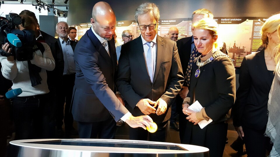 Stavanger-ordfører Christine Sagen Helgø (H) åpnet Oljemuseets nye utstilling ved å spørre sentralbanksjef Øystein Olsen (midten) og Oljefonddirektør Yngve Slyngstad (t.v.) spørsmål fra utstillingens interaktive quiz. Foto: Pål Karstensen. Stavanger-ordfører Christine Sagen Helgø (H) åpnet Oljemuseets nye utstilling ved å spørre sentralbanksjef Øystein Olsen (midten) og Oljefonddirektør Yngve Slyngstad (t.v.) spørsmål fra utstillingens interaktive quiz. Foto: Pål Karstensen.