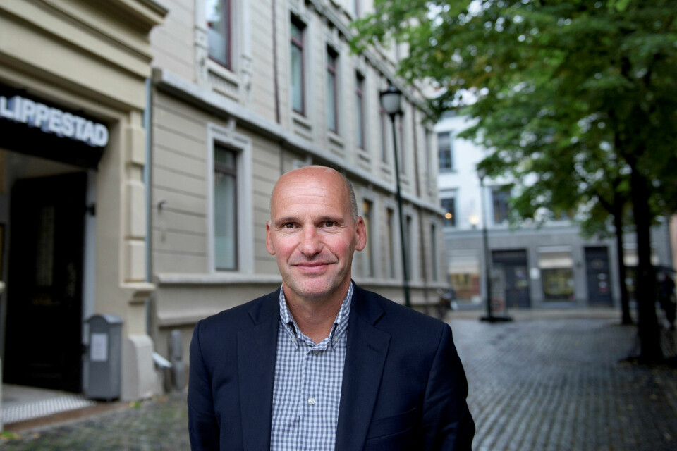 Geir Lippestad (Ap) har ansvaret for de kommunale utleieboligene. Selv om flere av boligene er i svært dårlig stand, tar Oslo kommune hvert år ut nesten 400 millioner i konsernbidrag fra de kommunale utleieboligene. I byrådserklæringen står det at byrådet skal se på denne praksisen, men foreløpig trenger de mer tid, ifølge Lippestad. Geir Lippestad (Ap) har ansvaret for de kommunale utleieboligene. Selv om flere av boligene er i svært dårlig stand, tar Oslo kommune hvert år ut nesten 400 millioner i konsernbidrag fra de kommunale utleieboligene. I byrådserklæringen står det at byrådet skal se på denne praksisen, men foreløpig trenger de mer tid, ifølge Lippestad.