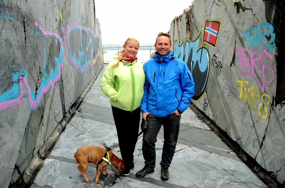 Kristin Storhaug, Odin Omland og hunden Sonja var i går kveld på tur lands den nye, praktfulle turstien rundt Håhammaren på Madlasandnes. – Dette blir en kjempeflott tursti med bruer og utskjæringer i fjellet. Synd at noen allerede har tagget, sier ekteparet. Foto: Arne Birkemo Kristin Storhaug, Odin Omland og hunden Sonja var i går kveld på tur lands den nye, praktfulle turstien rundt Håhammaren på Madlasandnes. – Dette blir en kjempeflott tursti med bruer og utskjæringer i fjellet. Synd at noen allerede har tagget, sier ekteparet. Foto: Arne Birkemo