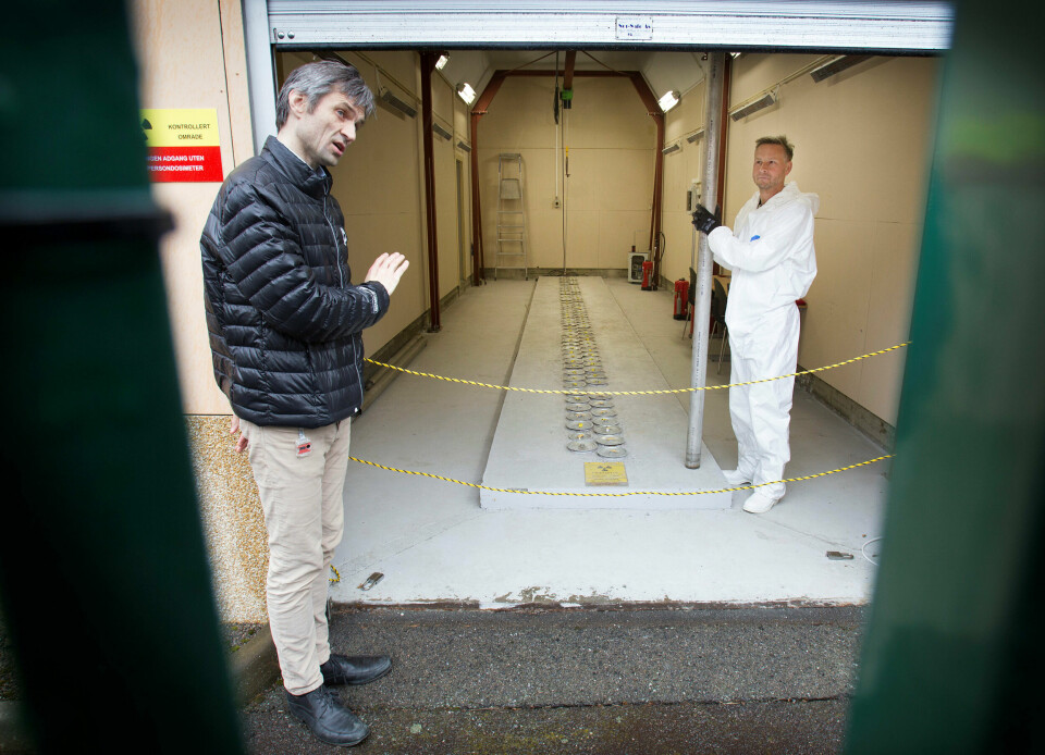 Dette er ett av atomlagrene ved Kjeller det er konstatert fukt i. Under bakken ligger flere tonn med høyaktivt radioaktivt avfall. IFEs aktivitet på Kjeller og i Halden fører til 80 nye kilo med slikt avfall hvert år, forteller sikkerhetssjef Ole Reistad, her med driftsansvarlig Hans-Jörg Kleemann (i hvitt). Dette er ett av atomlagrene ved Kjeller det er konstatert fukt i. Under bakken ligger flere tonn med høyaktivt radioaktivt avfall. IFEs aktivitet på Kjeller og i Halden fører til 80 nye kilo med slikt avfall hvert år, forteller sikkerhetssjef Ole Reistad, her med driftsansvarlig Hans-Jörg Kleemann (i hvitt).