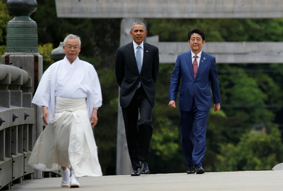 USAs president Barack Obama besøker Hiroshima i dag. Det skjer i forbindelse med G7-møtet i Japan i går. Her besøker statsminister Shinzo Abe og Obama Ise Jingu, det helligste stedet for Japans Shinto-religion. USAs president Barack Obama besøker Hiroshima i dag. Det skjer i forbindelse med G7-møtet i Japan i går. Her besøker statsminister Shinzo Abe og Obama Ise Jingu, det helligste stedet for Japans Shinto-religion.