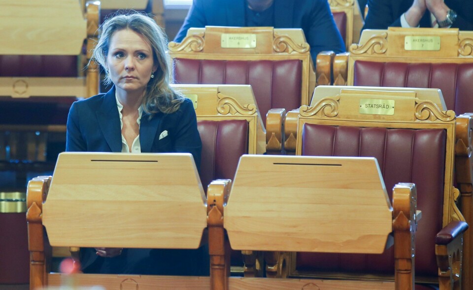 Kulturminister Linda Hofstad Helleland (H) vil måtte svare Stortinget på hvorfor hun ikke utsetter spørsmålet om plattformnøytral støtte, forteller Arild Grande (Ap). Han vil stille dette spørsmålet etter at Dagsavisen tok kontakt.