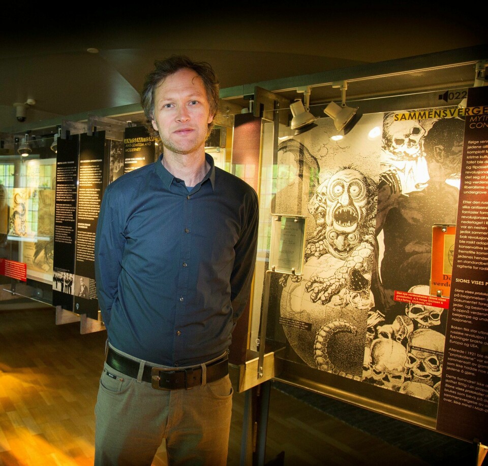 Harald Syse er formidler ved Holocaust-senteret på Bygdøy. Han er lite imponert over hvordan norske lærebøker i historie framstiller nazisme, ofte uten kobling mot antisemittisme.