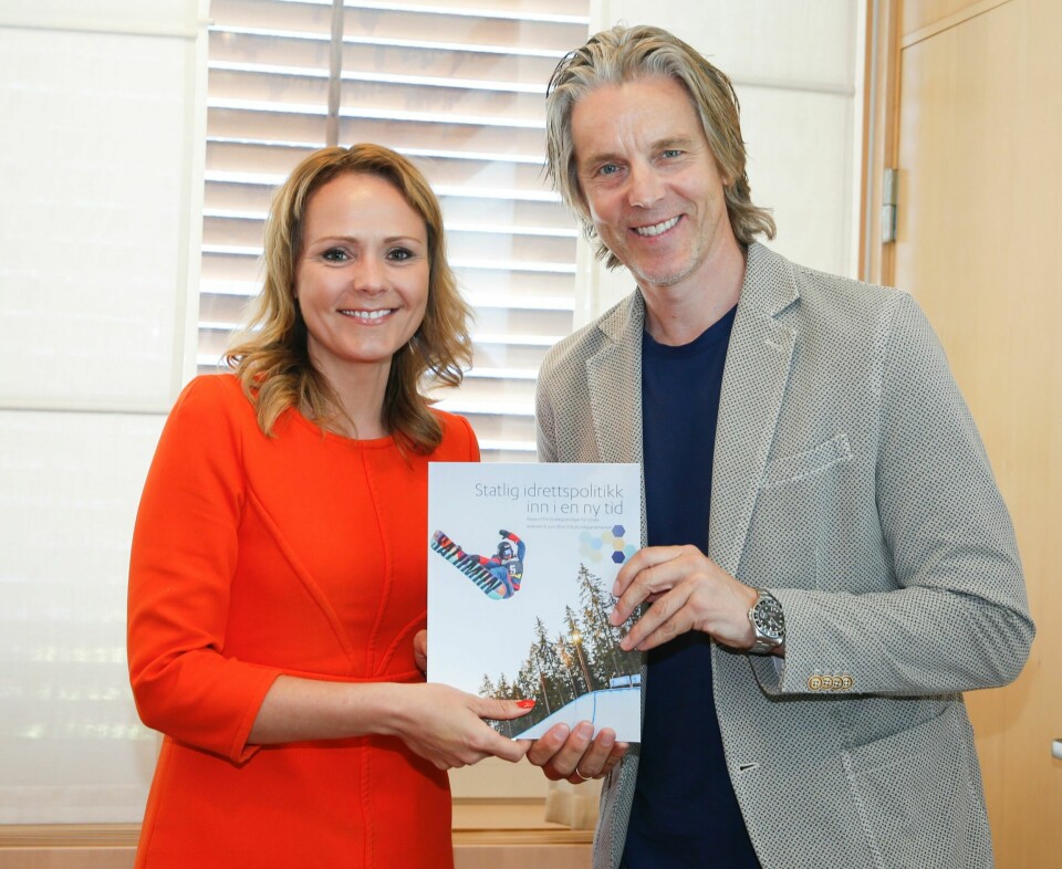 Jan Åge Fjørtoft overlever rapport om norsk idrett til kulturminister Linda Hofstad Helleland.