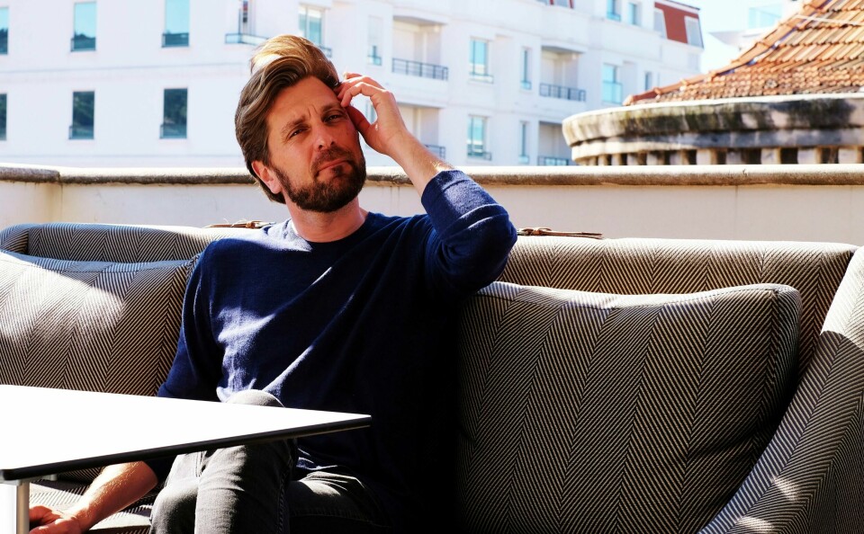 I Sverige er mange instinktivt redde for at deres posisjon på samfunnsstigen skal senkes, mener Ruben Östlund, som denne uken er på Kortfilmfestivalen i Grimstad med kunstverket «Rutan», som også skal bli film.