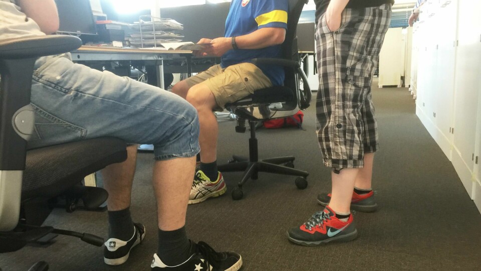 Menn i shorts, og spesielt kortbukser på jobben, er et tema som skaper høy temperatur.