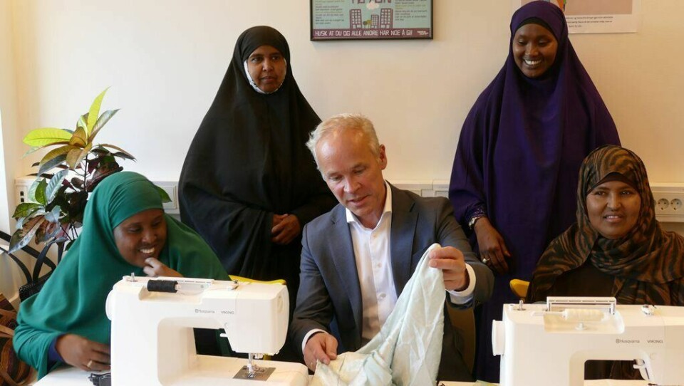 Kommunal- og moderniseringsminister Jan Tore Sanner (H) besøkte Shamsa Moalin (t.v.), Fatima, Sahra og Amina på Tøyen.