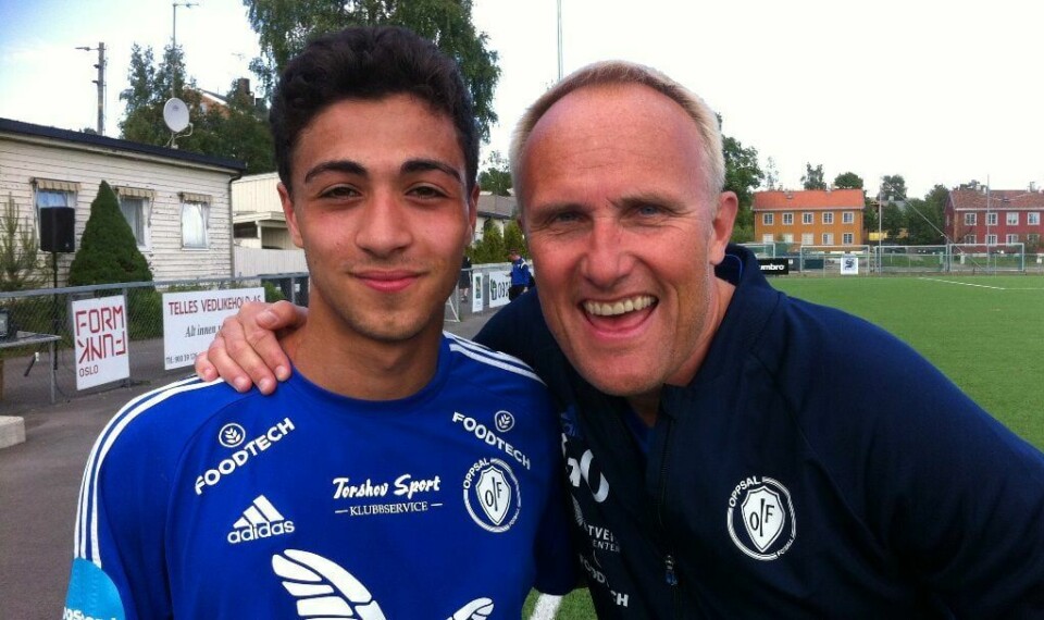 Oppsals tremålsscorer Ryan Doghman og trener Gisle Olsen feirer 18-åringens hattrick og sterke 4-1 over Grorud.