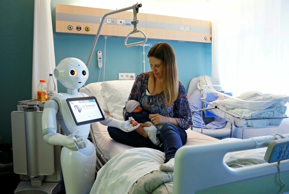 ROBOT: «Pepper» er designet for å ta imot besøkende og pasienter på et sykehus i Oostende, Belgia.FOTO: FRANCOIS LENOIR/NTB SCANPIX