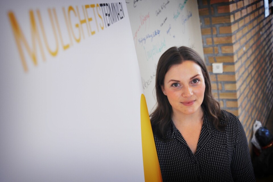 Kristin Ytredal var arbeidsledig i over ett år før hun i april i år fikk arbeidspraksis gjennom Nav. Hun har en mastergrad som sivilingeniør, og har lenge forsøkt å få seg relevant jobb. Her er hun avbildet på mulighetsterminalen hvor hun mandag morgen traff statsminister Erna Solberg, og fikk fortalt om sin situasjon. Ytredal synes ikke det gjøres nok for unge, nyutdannede, og er redd for hva som kan skje dersom hun ikke får fortsette i praksis. Da stiller hun bakerst i køen, og må begynne på nytt. Foto: Tone Helene Oskarsen Kristin Ytredal var arbeidsledig i over ett år før hun i april i år fikk arbeidspraksis gjennom Nav. Hun har en mastergrad som sivilingeniør, og har lenge forsøkt å få seg relevant jobb. Her er hun avbildet på mulighetsterminalen hvor hun mandag morgen traff statsminister Erna Solberg, og fikk fortalt om sin situasjon. Ytredal synes ikke det gjøres nok for unge, nyutdannede, og er redd for hva som kan skje dersom hun ikke får fortsette i praksis. Da stiller hun bakerst i køen, og må begynne på nytt. Foto: Tone Helene Oskarsen