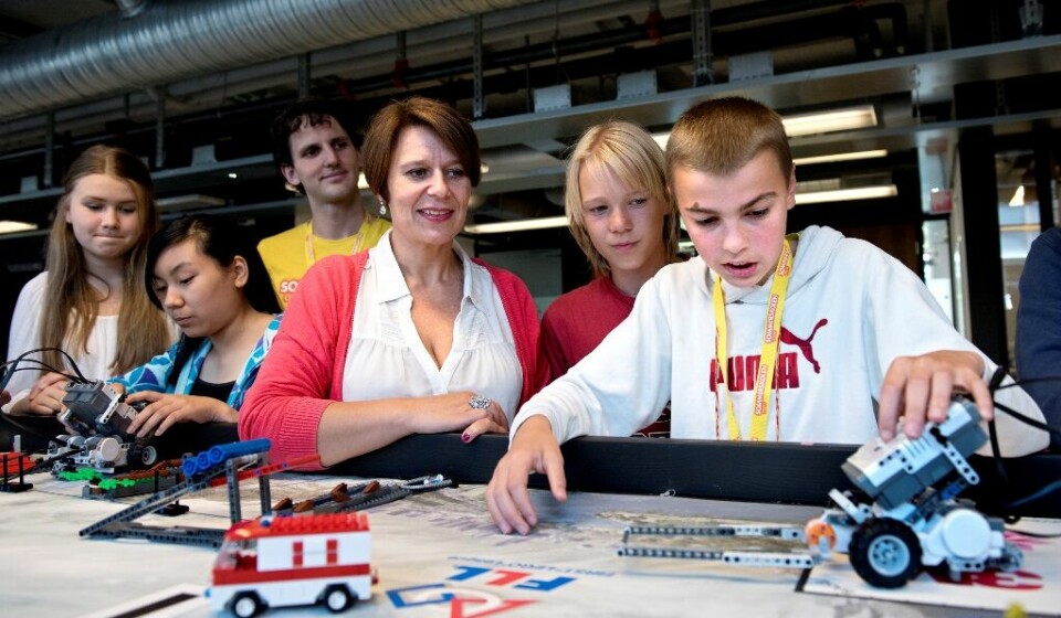 Skolebyråd Tone Tellevik Dahl er opptatt av digitale kunnskaper. Her ser hun Rasmus Fægri (t.h) og Andreas Alberg vise hva de har programmert Legoen til å gjøre. Til venstre Elida Kraggerud og Chua Ling Chng, og lærer Leif Amund Lie. Skolebyråd Tone Tellevik Dahl er opptatt av digitale kunnskaper. Her ser hun Rasmus Fægri (t.h) og Andreas Alberg vise hva de har programmert Legoen til å gjøre. Til venstre Elida Kraggerud og Chua Ling Chng, og lærer Leif Amund Lie.