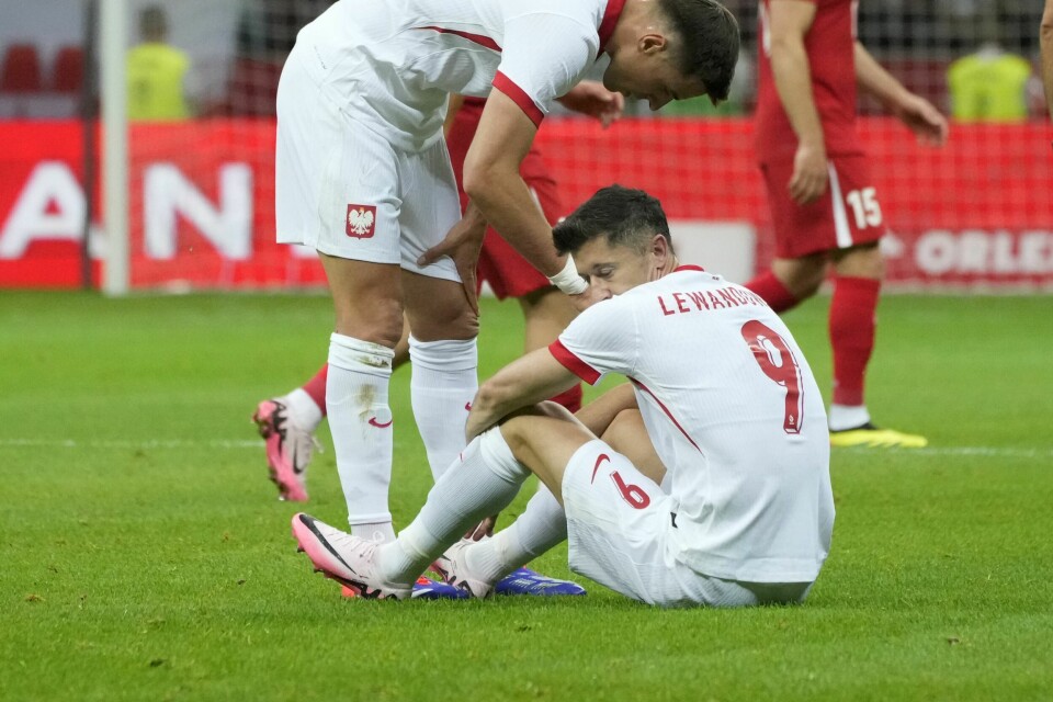 Robert Lewandowski har fått en smell i låret. Robert Lewandowski har fått en smell i låret. Foto: Czarek Sokolowski / AP / NTB