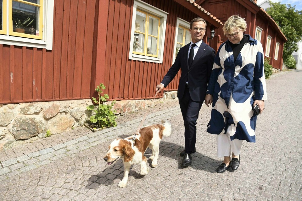 Under Europavalget i Sverige gikk både Moderaterna og Socialdemokraterna litt frem, mens Sverigedemokraterna tapte terreng, skriver Heidi Nordby Lunde. Bildet viser Sveriges statsminister Ulf Kristersson (M) på vei til valglokalet med sin kone Birgitta Ed og hunden Winston. Sveriges statsminister Ulf Kristersson (M)
