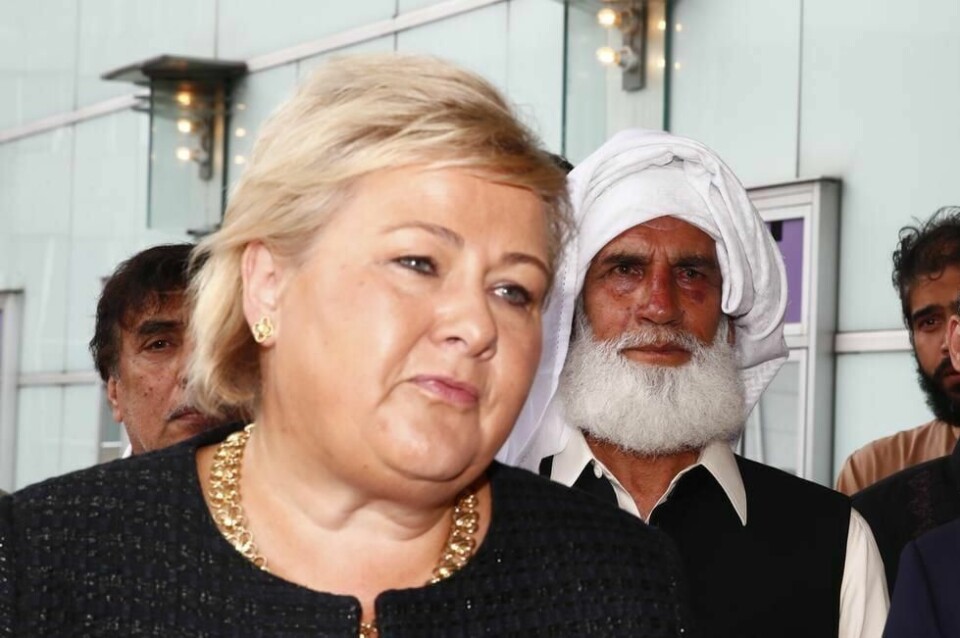 Mandag deltar Erna Solberg på minnemarkering i moskeen. Hun mener det er mye å lære etter angrepet. Her er statsminister Erna Solberg og Muhammad Rafiq (t.h) utenfor hotellet. Foto: Terje Pedersen