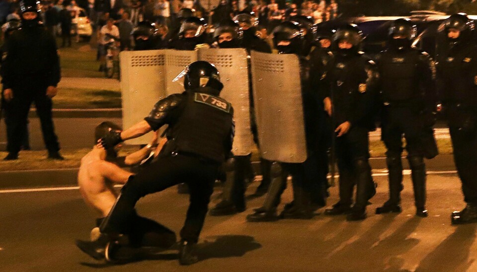 En demonstrant pågripes av politiet under en demonstrasjon i Hviterusslands hovedstad Minsk søndag kveld.
