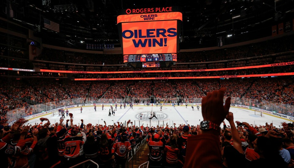 Edmonton Oilers-fansen feirer lagets seier over Florida Panthers i den fjerde kampen i Stanley Cup-finalen i ishockey i Edmonton, Alberta. Edmonton Oilers-fansen feirer lagets seier over Florida Panthers i den fjerde kampen i Stanley Cup-finalen i ishockey i Edmonton, Alberta. Foto: Jeff McIntosh / The Canadian Press via AP / NTB