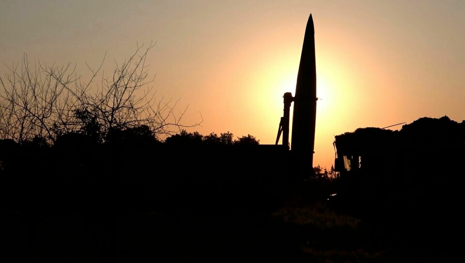 Det russiske Iskander-missilet kan utstyres med atomladning. FILE - In this image released by Russian Defense Ministry Press Service on Tuesday, May 21, 2024, a Russian Iskander missile is seen during drills to train the military for using tactical nuclear weapons at an undisclosed location in Russia. The world's nine nuclear-armed states continue to modernize their nuclear weapons as the countries continue to deepen their reliance on such deterrence in 2023, a Swedish think tank said Monday, June 17, 2024. (Russian Defense Ministry Press Service via AP, File)