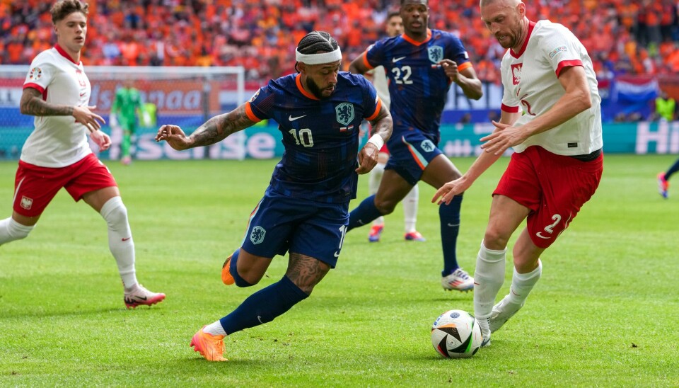 Memphis Depay og Bartosz Salamon møttes til kamp i Hamburg søndag. Memphis Depay og Bartosz Salamon møttes til kamp i Hamburg søndag. Foto: Sunday Alamba / AP Photo / NTB