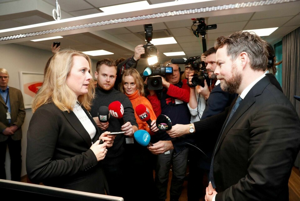 Nøkkeloverrekkelse i Arbeids- og sosialdepartementet. Torbjørn Røe Isaksen (H) overtok etter Anniken Hauglie (H). Foto: Terje Bendiksby/NTB scanpix