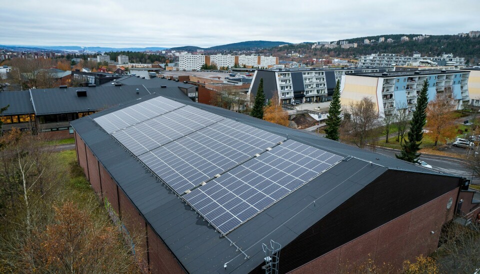 Regjeringen foreslår at private ikke skal betale skatt på inntekter fra salg av kraft fra solcellene på taket før en passerer 10.000 kroner. Salget av solcellepaneler til private hjem har stoppet fullstendig opp i år. Økte gebyrer, mindre støtte og mulig skattlegginger årsakene. Foto: Gorm Kallestad / NTB