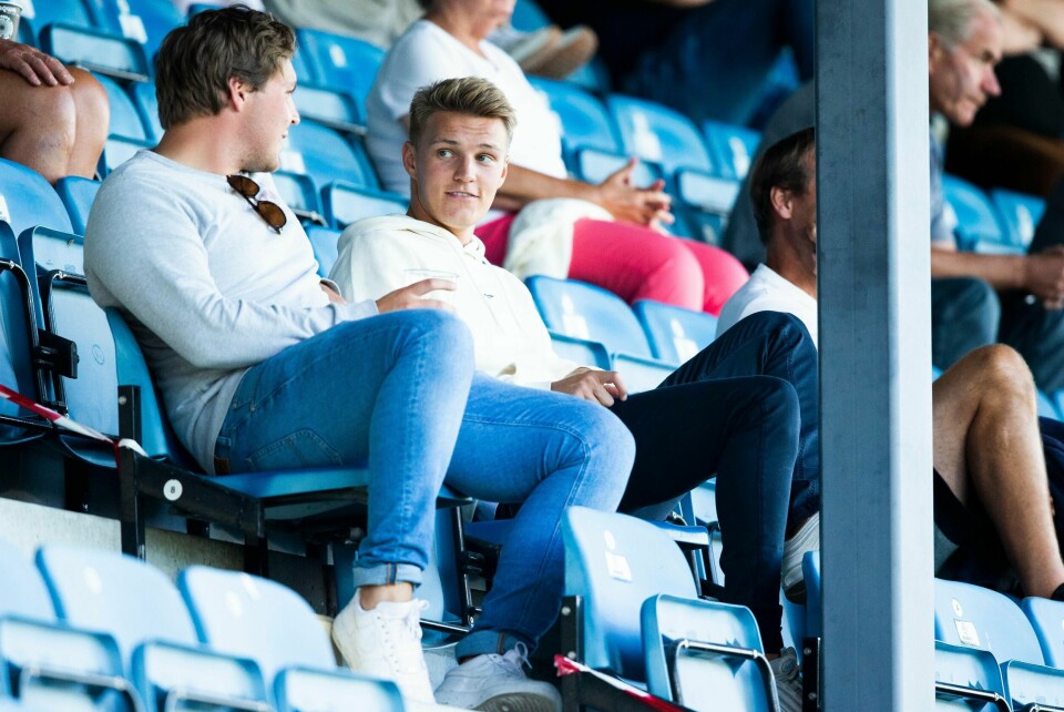 Martin Ødegaard er på ferie hjemme i Drammen og ble søndag sett på tribunen i kampen mellom Strømsgodset og Sandefjord. Foto: Trond Reidar Teigen / NTB scanpix