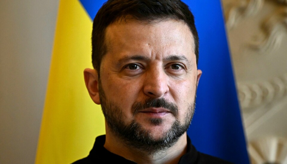 Ukrainas president Volodymyr Zelenskyj. Ukrainas president Volodymyr Zelenskyj kunngjorde sent mandag kveld at han har ankommet Tyskland, der han skal delta på en gjenoppbyggingskonferanse og møte statsminister Olaf Scholz. Foto: Julien de Rosa / AP / NTB