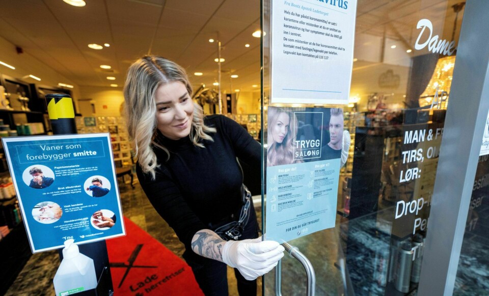 Covid-19 stilte brått store krav til raske og omfatende endrionger i arbeidshverdagen for mange. I slutten av april kunne Charlotte Roaldseth og de andre frisørene på Lade dame og herrefrisør komme tilbake på jobb etter at salongen hadde vært stengt i over en måned. Foto: Gorm Kallestad/NTB scanpix
