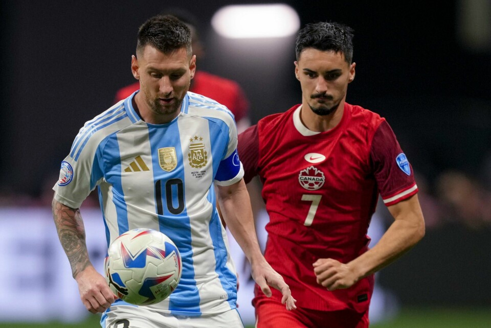 Lionel Messi kjemper om ballen mot Canadas Stephen Eustáquio. Førstnevnte gikk seirende ut av kampen. Argentina åpnet Copa America med 2-0-seier. Lionel Messi kjemper om ballen mot Canadas Stephen Eustáquio. Førstnevnte gikk seirende ut av kampen. Argentina åpnet Copa America med 2-0-seier. Foto: Jason Allen / AP / NTB