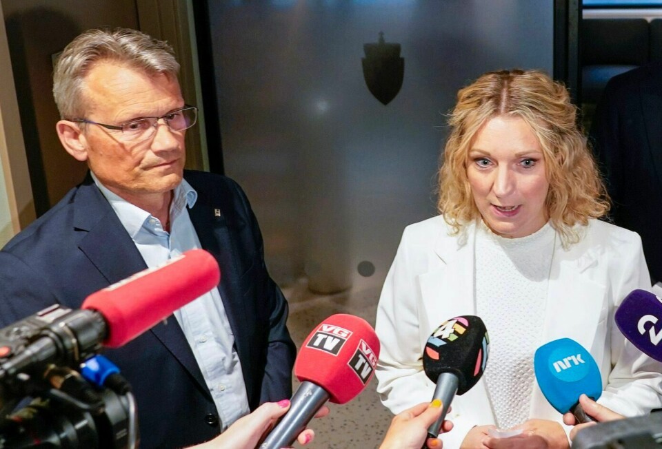 I år skaper LO, LO-Stat og regjeringen med Arbeiderpartiet i spissen, en rekke statlige lønnstapere som kun ender opp med 4.000–5.000 kroner i «påslag» på lønna – penger som for lengst er borte i prisvekst, skriver Hans Olav Kirknes. Bildet viser leder i LO-Stat Egil André Aas (t.v.) og forvaltningsminister Karianne Tung (Ap) under meklingen i årets oppgjør i slutten av mai. Leder i LO Stat Egil André Aas (f.v.), digitaliserings- og forvaltningsminister Karianne Oldernes Tung (Ap) og riksmekler Mats Ruland snakker med pressen etter at det ble klart at meklingen med staten ikke førte fram fredag morgen. Akademikerne og Unio går ut i streik som rammer blant annet flere departementer, politiet og høyskoler.