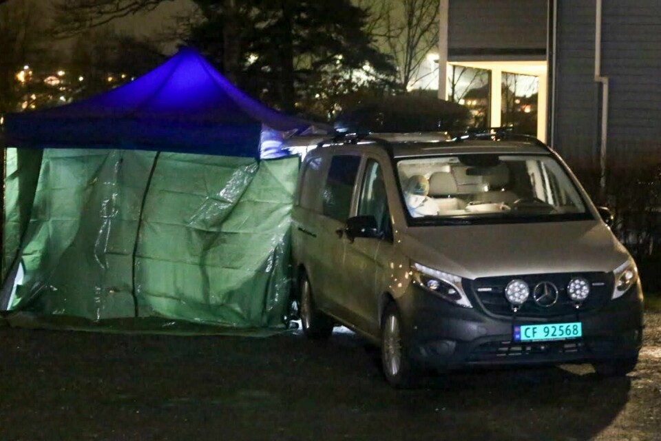 Politi ved stedet på Jeløya i Moss der en kvinne ble funnet død onsdag ettermiddag. Politiet betegner dødsfallet som mistenkelig og en mann er pågrepet i saken. Foto: NYHETSTIPS.NO / NTB scanpix