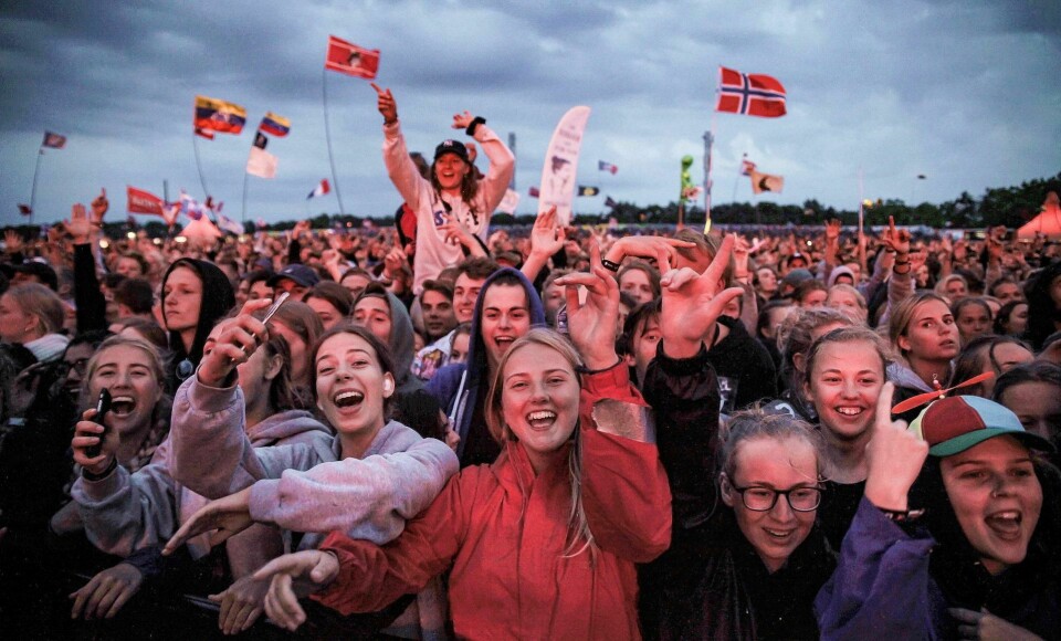 I år er Roskilde-festivalen avlyst for første gang siden dens start i 1971 på grunn av koronapandemien. Neste års festival er allerede utsolgt og datoene er satt, men selv om Nord-Europas største festival har overlevd mye, skal man ikke ta slike non-profit-festivaler som ånder for kvalitet og mangfold for gitt, mener Ida Madsen Hestman. Her fra et publikumshav på Oransje scene fra et tidligere år. De stadig tilbakevendene, uoffisielle maskotene «Alien og ko», kan sees på sin vante flaggstang bak det norske flagget.