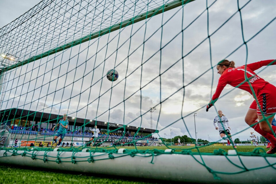 Rosenborgs Julie Blakstad (ikke i bildet) setter 1-1 på Lillestrøms keeper Ida Norstrøm i toppseriekampen mellom Rosenborg og Lillestrøm på Koteng Arena.