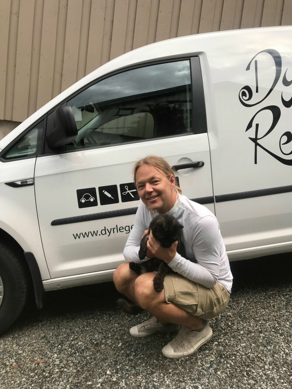 Dyrlegen Espen Slotsvik har kontor i bilen, og han kjører rundt på hjemmebesøk til hunder og katter.