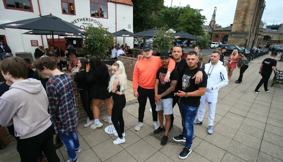 Kunder utenfor en pub i Newcastle, nord i England, da pubene åpnet igjen lørdag 4. juli.