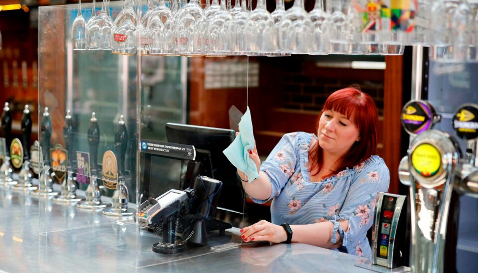 Lørdag 4. juli åpnet pubene i England igjen, og her klargjøres en Wetherspoons-pub i London for åpning i tråd med smittevernreglene.