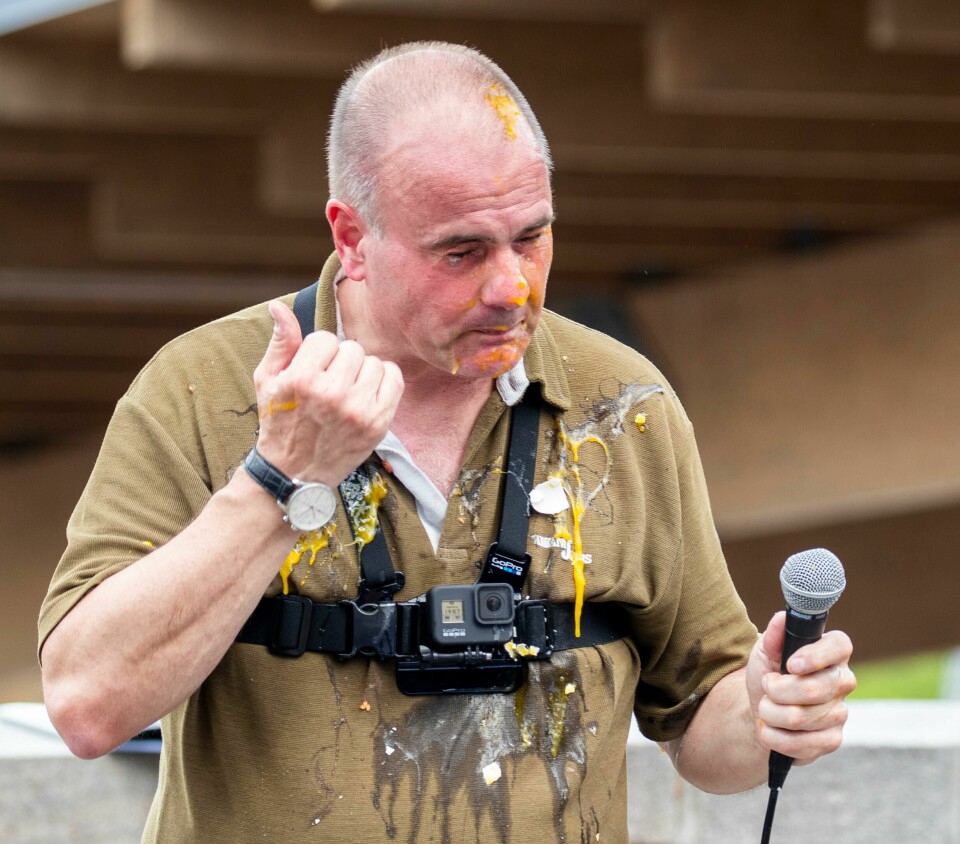 Lars Thorsen i SIAN ble kastet egg på under markeringen på Mortensrud. Oslo 20200620. Leder Lars Thorsen i Stopp islamiseringen i Norge (SIAN) med stand på og demonstrasjon på Mortensrud.Foto: Terje Pedersen / NTB scanpix