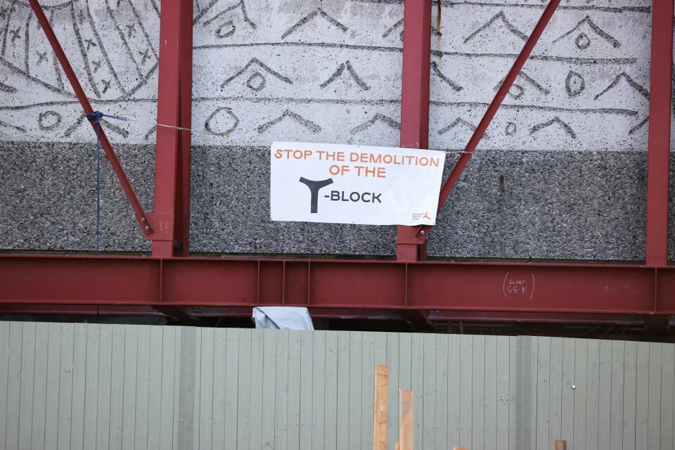 Tirsdag morgen hadde noen hengt opp et lite banner på Y-blokka i protest mot de pågående forberedelsene til riving av bygningen.