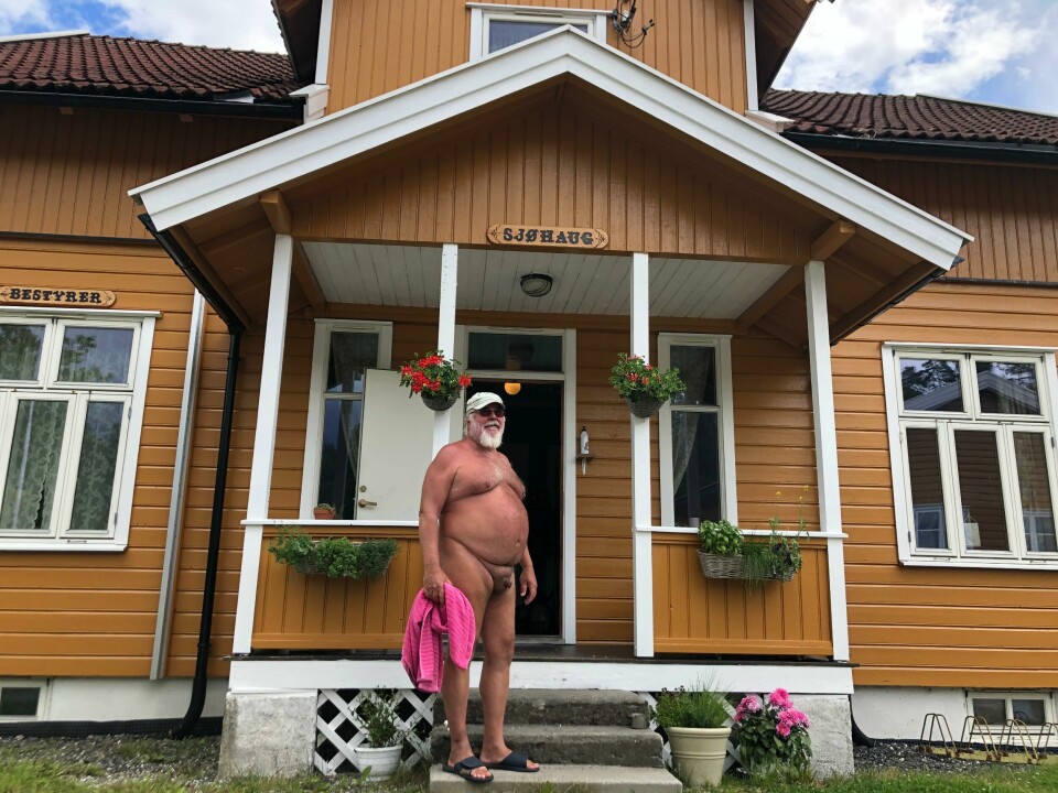 Styreleder Per foran hovedhuset på Sjøhaug. Foto: Peder Wehn Styreleder Per foran hovedhuset på Sjøhaug. Foto: Peder Wehn