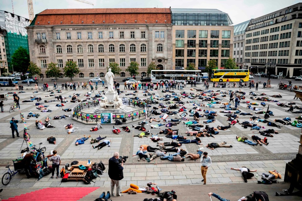 Extinction Rebellion (XR) er ett eksempel på en organisasjon som arbeider for en politisk reform i tråd med det Motvekst-bevegelsen ønsker. I april gjennomførte XR en «massedød»-demonstrasjon i Berlin. Extinction Rebellion (XR) climate change activists lie on the floor to symbolize a 'mass die' at the Gendarmenmarkt square in Berlin on April 27, 2019. - Extinction Rebellion (XR) is an international movement that uses non-violent civil disobedience to achieve radical change in order to minimize the risk of human extinction and ecological collapse. (Photo by Christoph Soeder / dpa / AFP) / Germany OUT