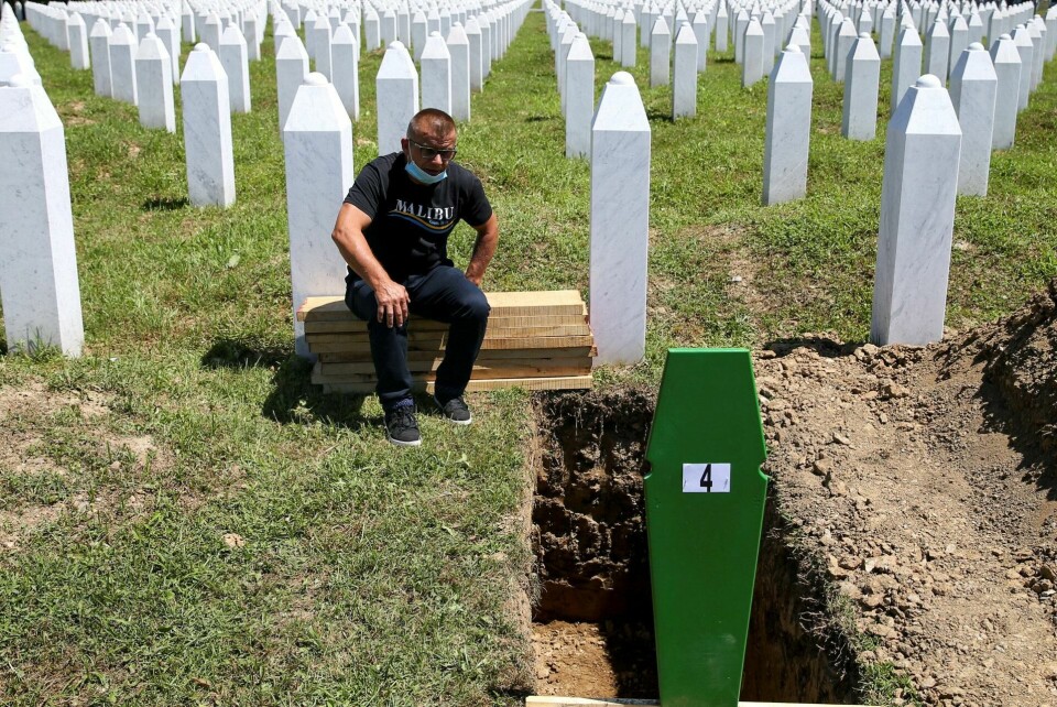 Bahrudin Salkovic ved kisten av faren, som skal gravlegges i en seremoni ved Potocari-Srebrenica-gravlunden under 25-årsmarkeringen for massakren i Srebrenica i dag. Foto: Reuters/Dado Ruvic/NTB scanpix Bahrudin Salkovic ved kisten av faren, som skal gravlegges i en seremoni ved Potocari-Srebrenica-gravlunden under 25-årsmarkeringen for massakren i Srebrenica i dag. Foto: Reuters/Dado Ruvic/NTB scanpix