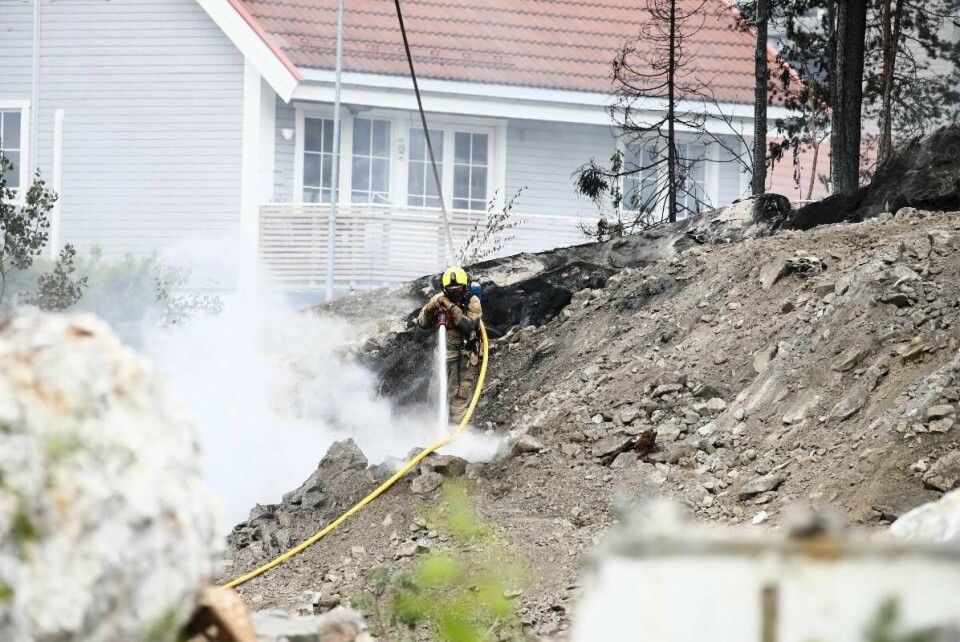 Politiet ba folk holde vinduer og dører lukket da det begynte å brenne på et anleggsområde i Lørenskog. Foto: Terje Pedersen / NTB scanpix