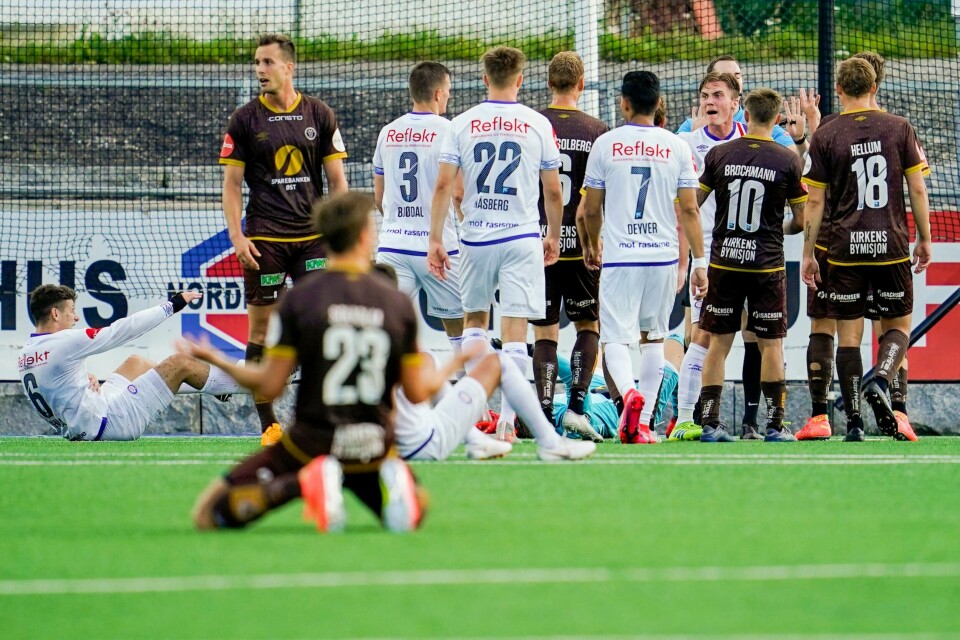 Søndagens kamp mellom Vålerenga og Mjøndalen ble preget av rødt kort og kontroversielle dommeravgjørelser. Mjøndalen 20200712. Vålerenga spillerene og Mjøndalen spillerene diskutere dommer Marius Hansen Grøtta med under eliteseriekampen i fotball mellom Mjøndalen og Vålerenga på Consto Arena i Mjøndalen.Foto: Heiko Junge / NTB scanpix